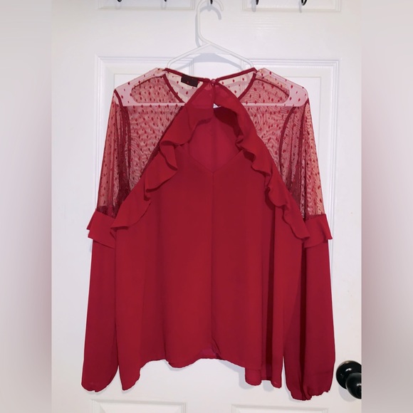 Maroon lace shoulder top - Picture 3 of 4